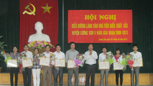 Đại diện lãnh đạo huyện Lương Sơn trao giấy khen của UBND huyện cho các cá nhân, tập thể có thành tích xuất sắc trong phong trào xây dựng làng văn hóa.